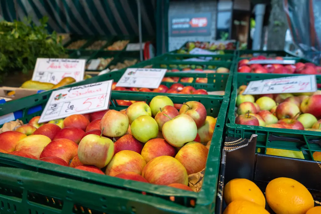 Foto: Eine Box voller &Auml;pfel an einem Marktstand.