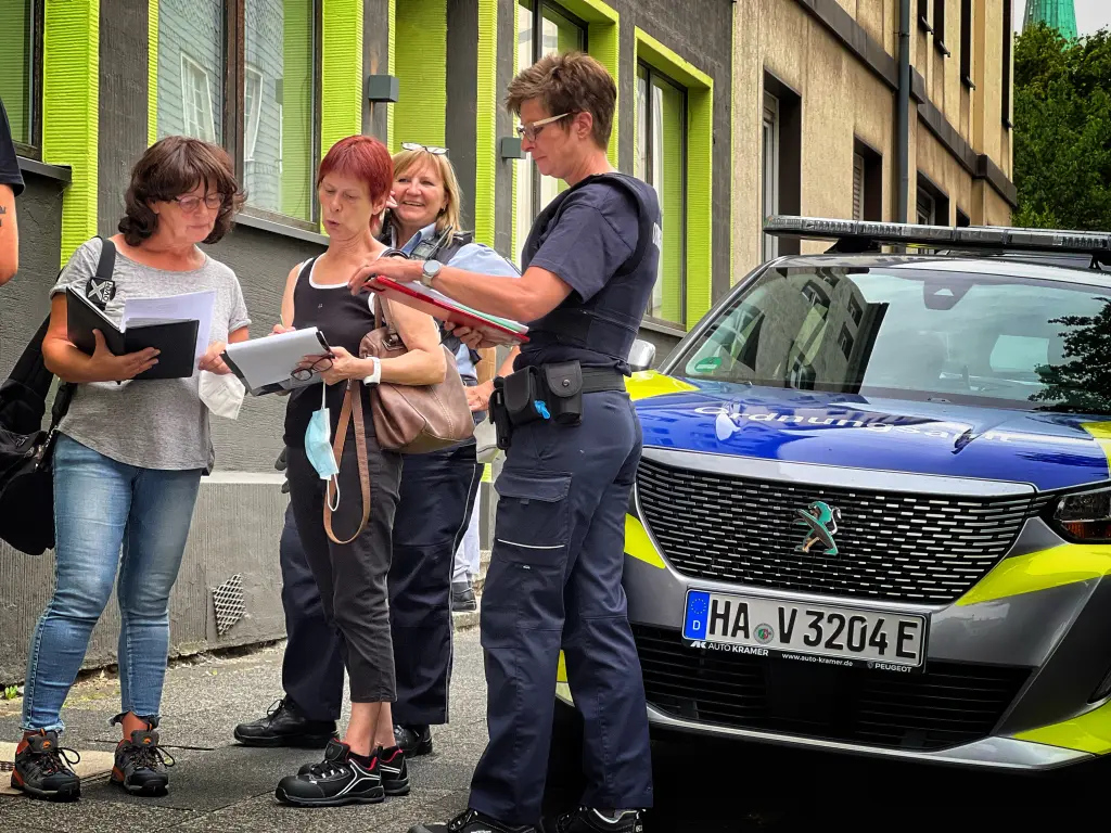 Die Außendienstkräfte sind in erkennbarer Dienstkleidung oder auch in Zivil für Sie an sieben Tagen in der Woche unterwegs.