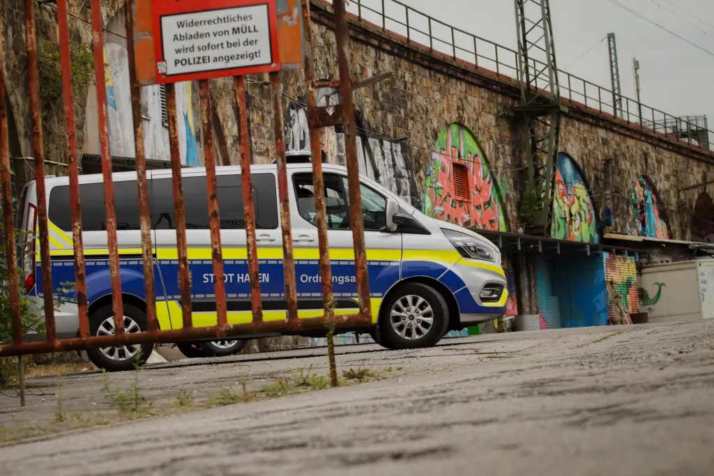 Foto: Ein großes Auto des Ordnungsamtes steht auf einem Hof hinter einem Stahltor.