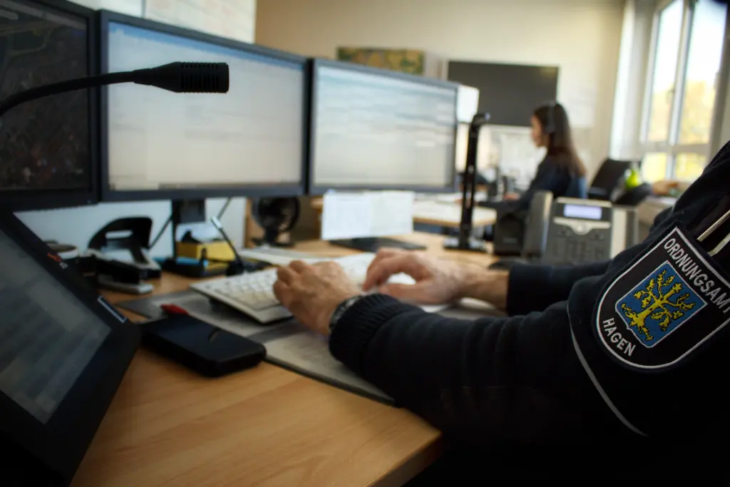 Foto: Ein Mitarbeiter des Ordnungsamtes sitzt an einem Computer.