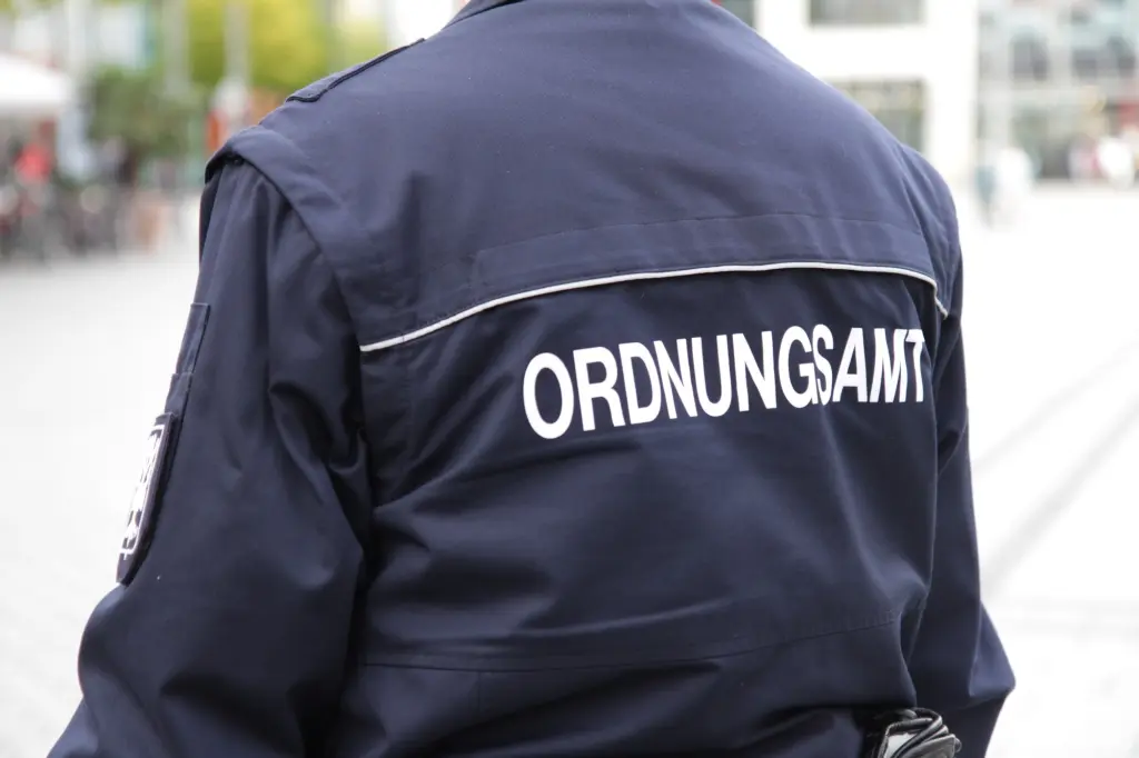 Foto: Eine Jacke mit der Aufschrift "Ordnungsamt".