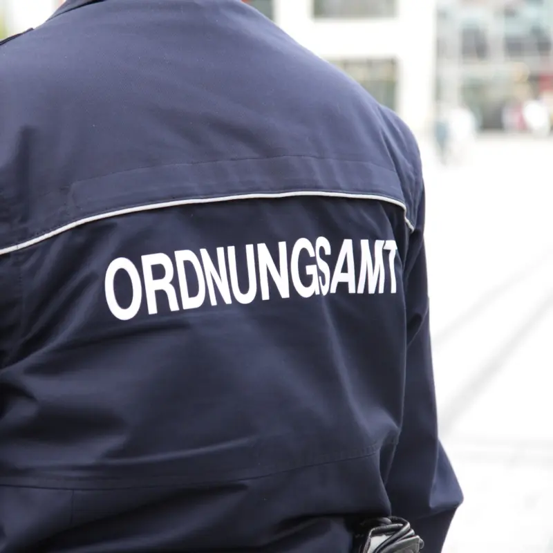 Foto: Eine Jacke mit der Aufschrift "Ordnungsamt".