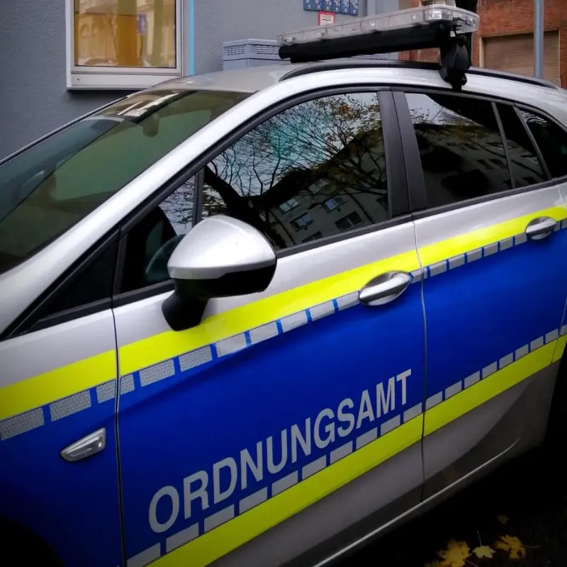 Foto: Seitliche Ansicht eines Ordnungsamtfahrzeugs.