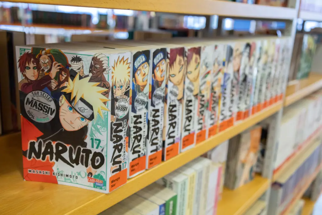 Foto: Eine Reihe von Mangas aus der Serie "Naruto" in einem Bücherregal.