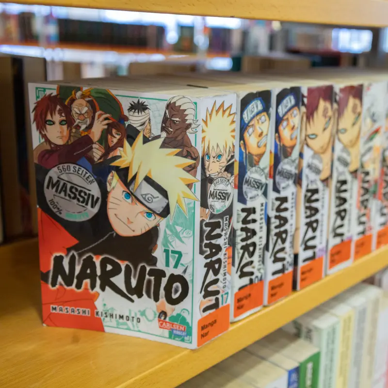Foto: Eine Reihe an Manga-Comics in einem Bücherregal.