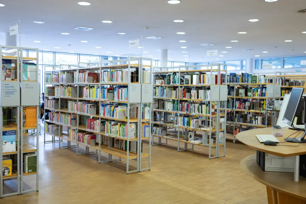 Vier Bücherregale stehen nebeneinander.