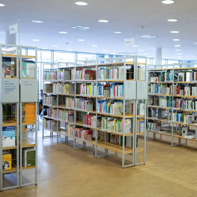 Foto: Bücherregalreihen in der Stadtbücherei auf der Springe.