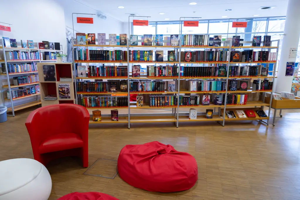 Foto: Sessel und Bücherregale in der Stadtbücherei