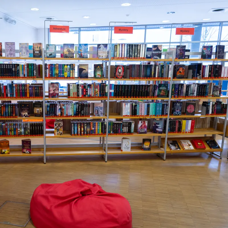 Foto: Sessel und Bücherregale in der Stadtbücherei