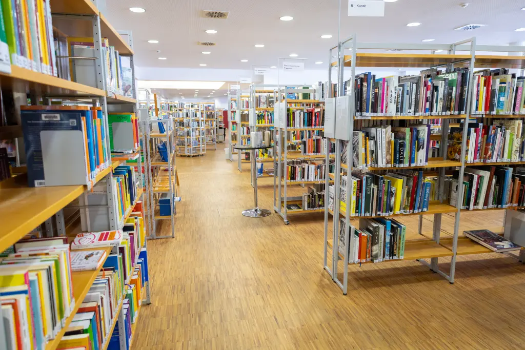 Foto: Aufnahme mehrerer Bücherregale in der Stadtbücherei auf der Springe.