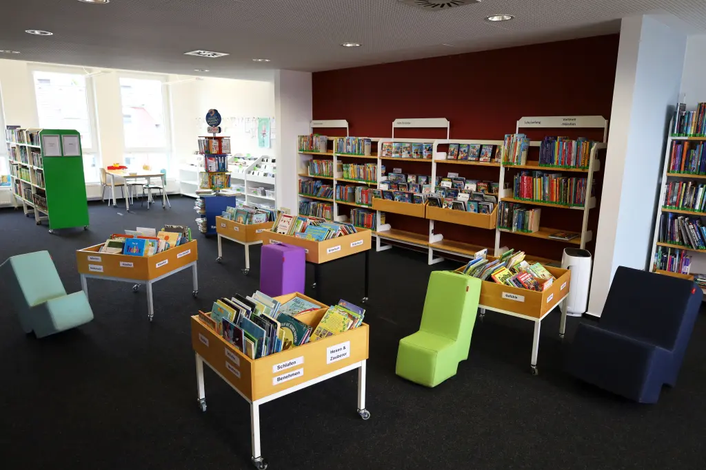 Eine Innenaufnahme der Stadtteilb&uuml;cherei. Zu sehen sind Sitzm&ouml;bel und B&uuml;cher.