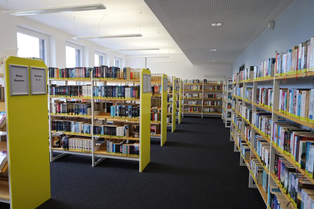Foto: G&auml;nge und B&uuml;cherregale in der Stadtteilb&uuml;cherei Haspe.