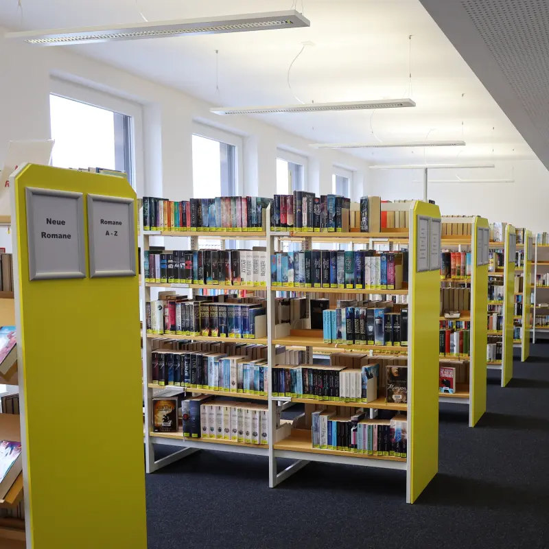 Foto: G&auml;nge und B&uuml;cherregale in der Stadtteilb&uuml;cherei Haspe.
