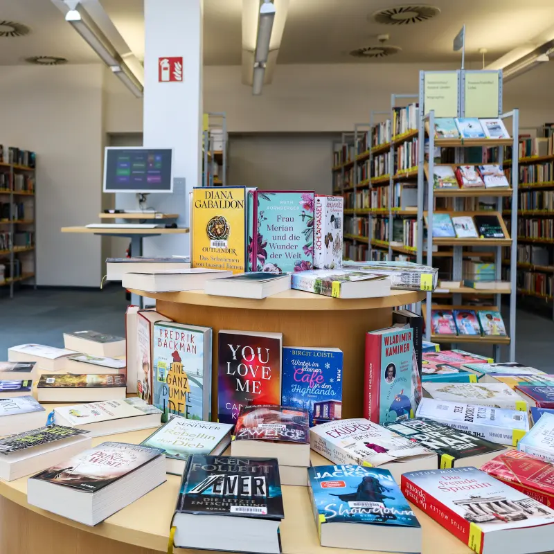 Foto: Innenansicht der Stadtteilb&uuml;cherei Hohenlimburg (regalreihen mit B&uuml;chern und ein B&uuml;chertisch)