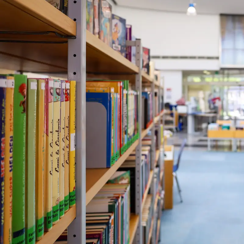Foto: Zu sehen ist ein Gang, links und rechts befinden sich Bücherregale.