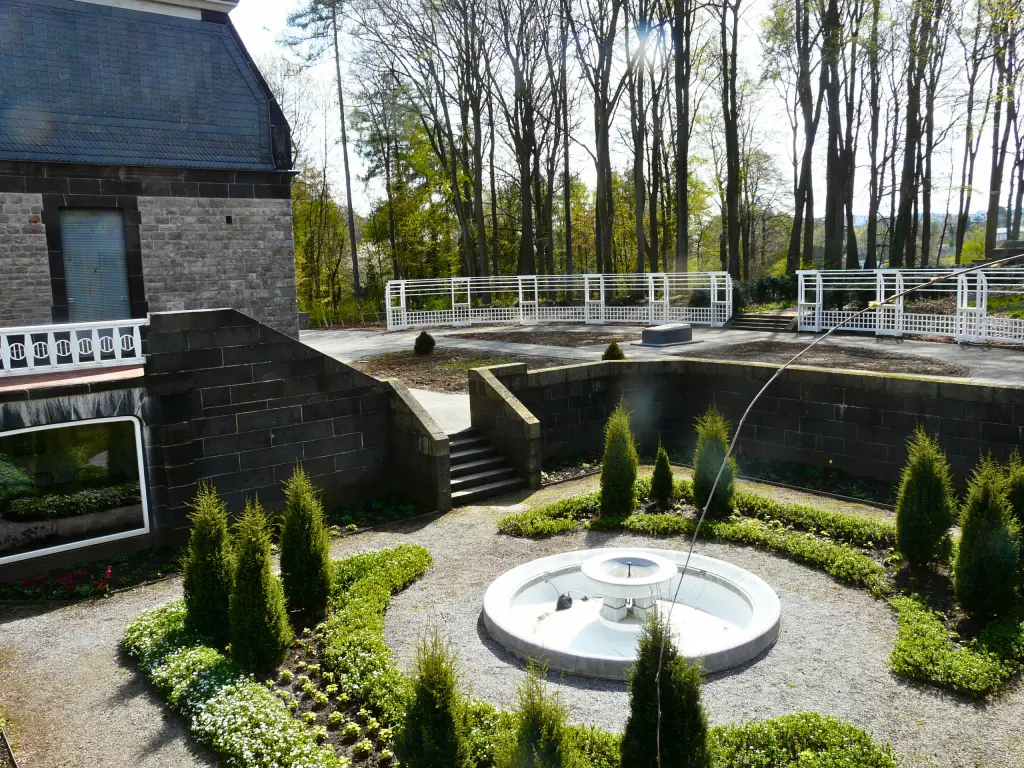 Foto: Ein Innenhof mit Brunnen und Bäumen