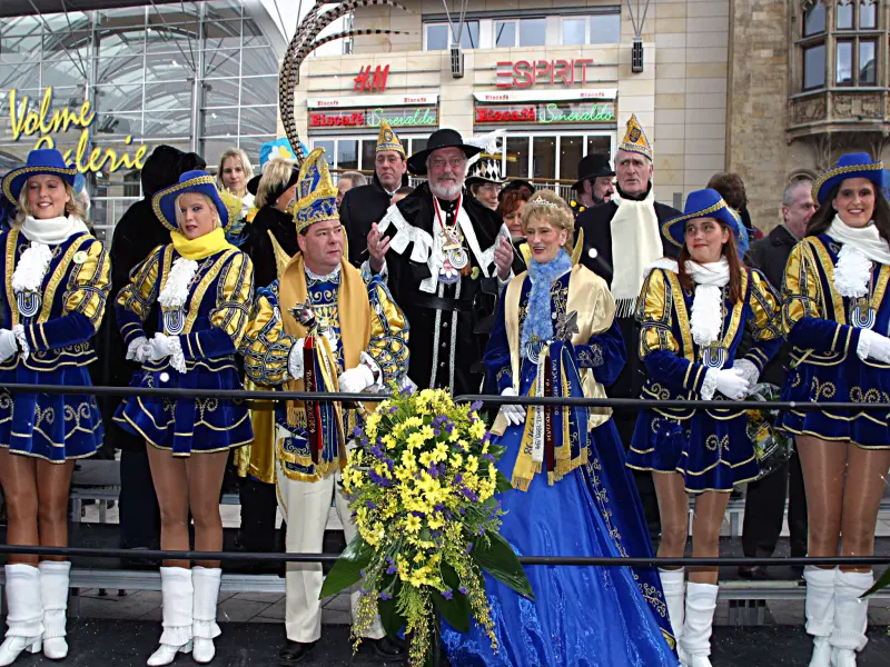 Das Prinzenpaar samt närrischem Gefolge auf dem Friedrich-Ebert-Platz