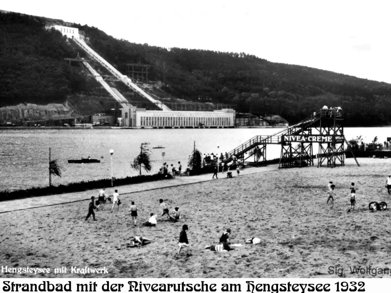 Historische Aufnahme des Strandbads mit Blick auf den See.