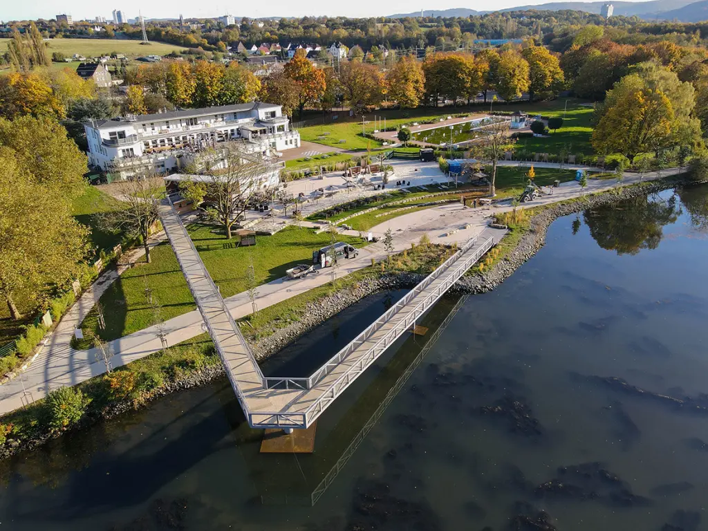 Blick auf das SeeBad Hengstey mit der Steganlage