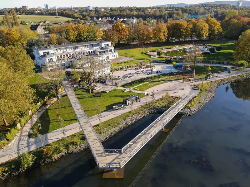Luftaufnahme des Strandhauses und der Steganlage.