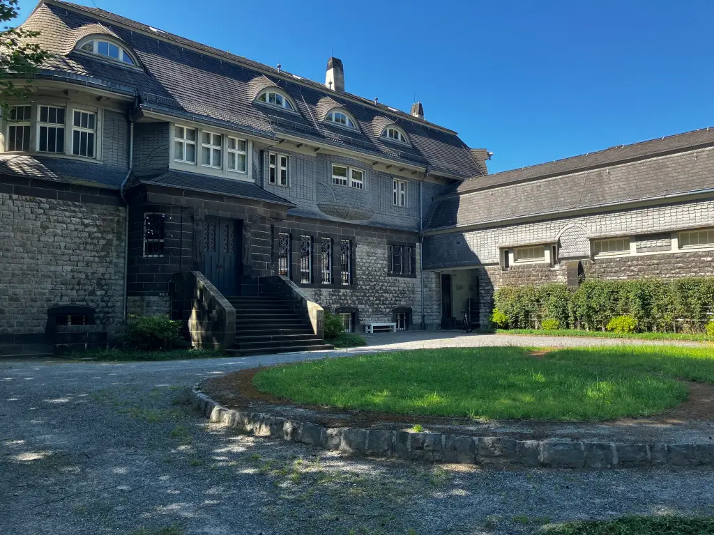 Die Villa Hohenhof - vorne im Bild ist das Yin und Yan Zeichen erkennbar.