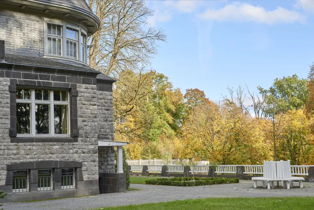 Foto: Die Villa Hohenhof und daneben die Rundbank