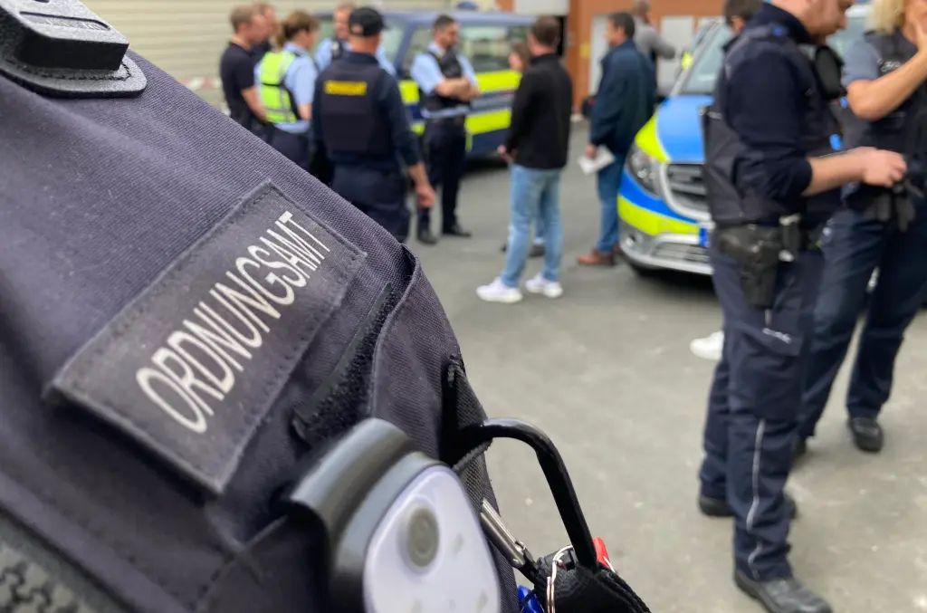 Foto: Nahaufnahme der Weste eines Ordnungsbeamten.