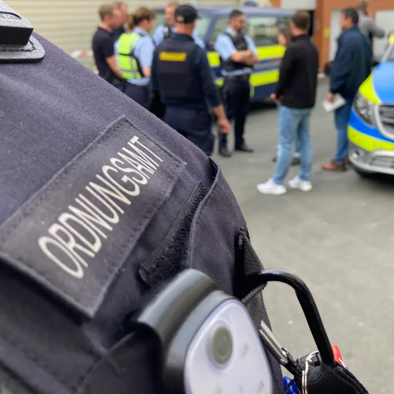 Foto: Nahaufnahme der Weste eines Ordnungsbeamten.