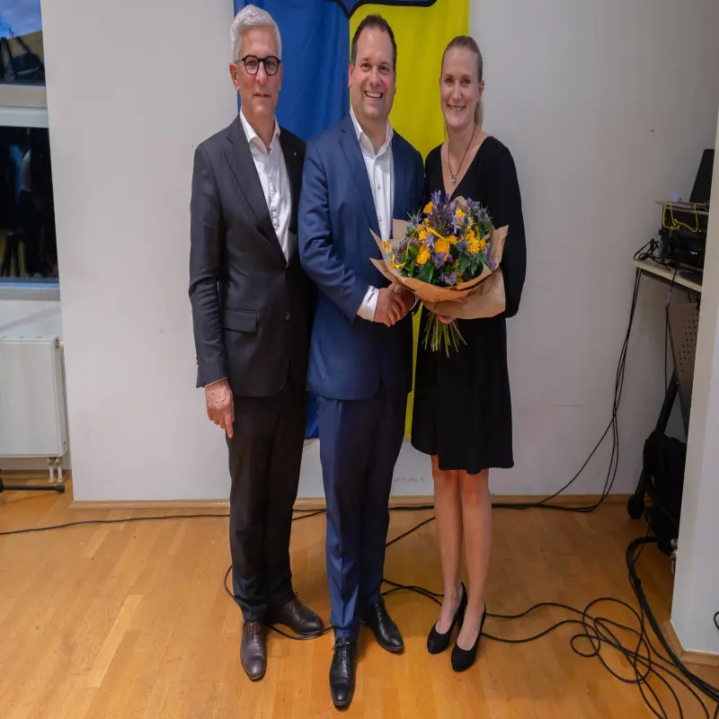 Oberbürgermeister Erik O. Schulz gratuliert Dennis Rehbein zur gewonnenen Stichwahl (Foto: Julius Hentges/Stadt Hagen).