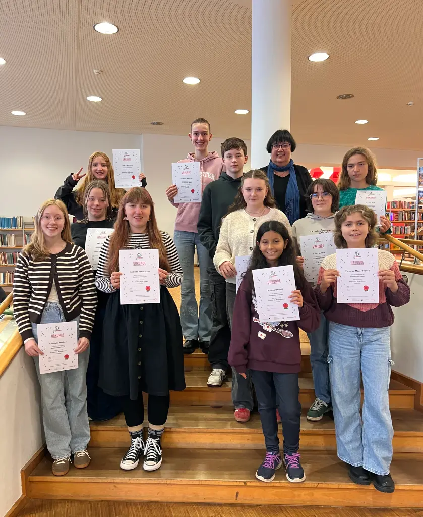 Foto: Die diesjährigen Teilnehmenden des Schreibtreffs mit der Leitung und Autorin Dr. Birgit Ebbert.