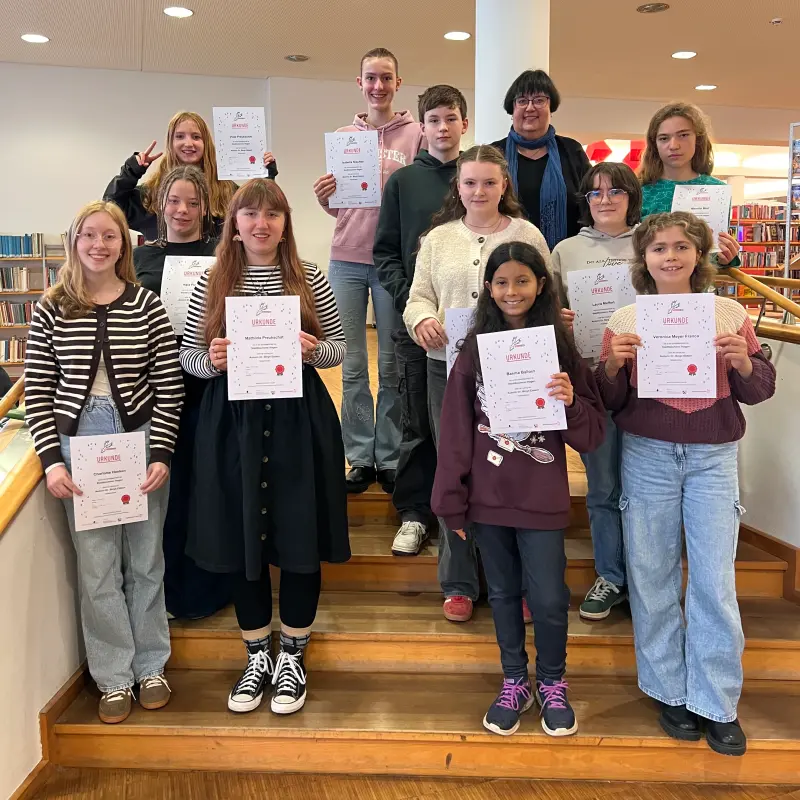 Foto: Die diesjährigen Teilnehmenden des Schreibtreffs mit der Leitung und Autorin Dr. Birgit Ebbert.