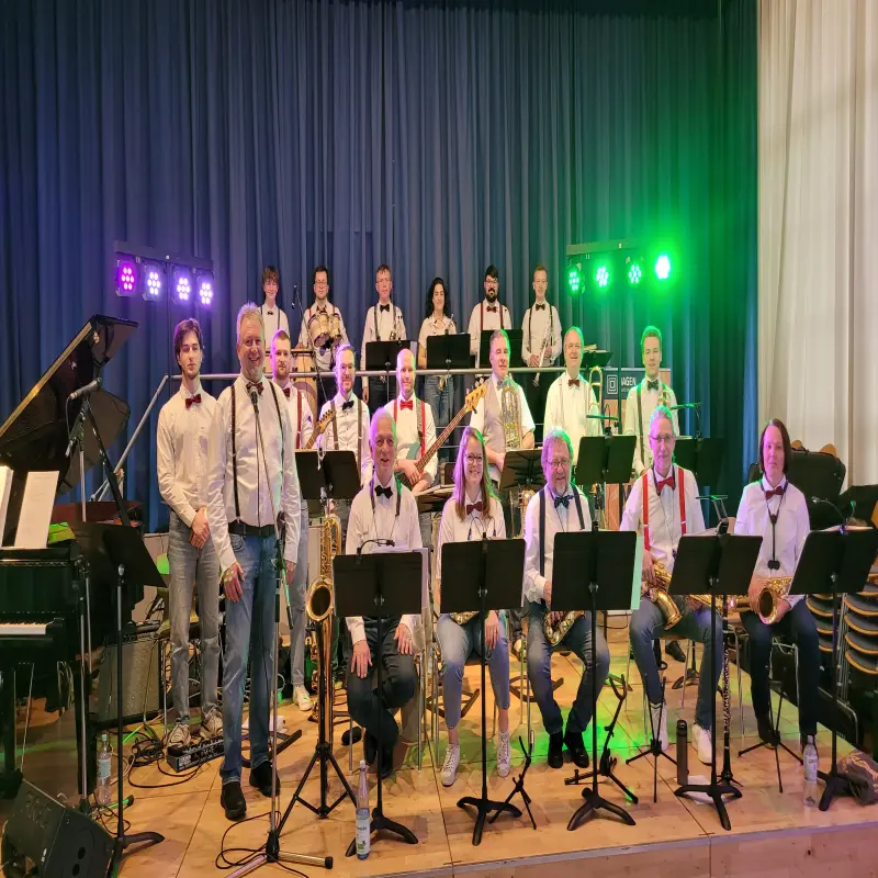 Foto: Eine Gruppe Menschen mit Instrumenten.