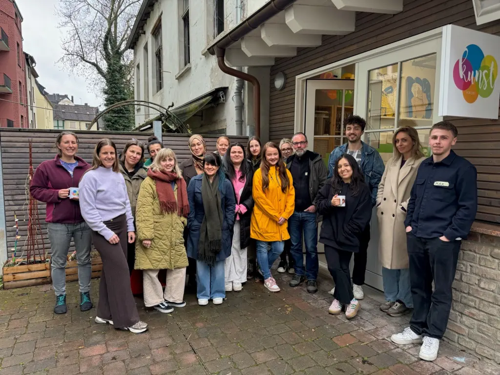 Foto: Ein Gruppenfoto von mehreren Frauen und M&auml;nnern.