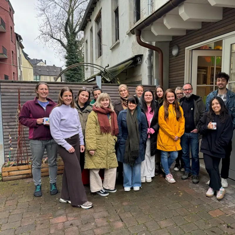 Foto: Ein Gruppenfoto von mehreren Frauen und M&auml;nnern.