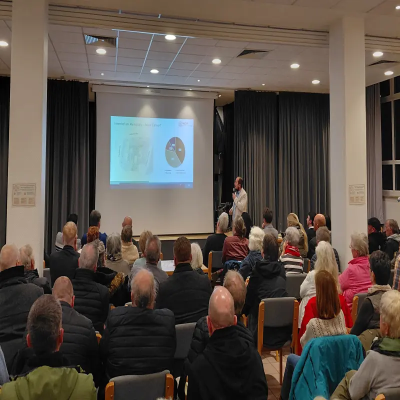 Foto: Dem Publikum wird das Insek pr&auml;sentiert.