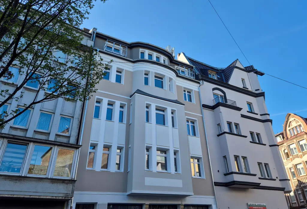 Eine Au&szlig;enaufname eine modernisierten Altbaus