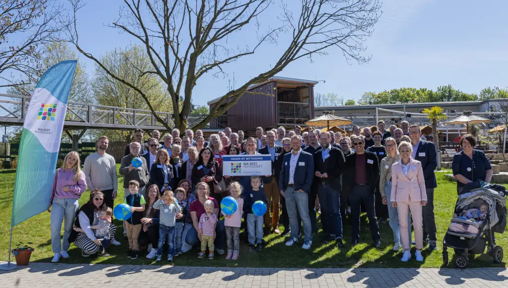 Foto: Ein Gruppenfoto vieler Menschen drau&szlig;en im Gr&uuml;nen.