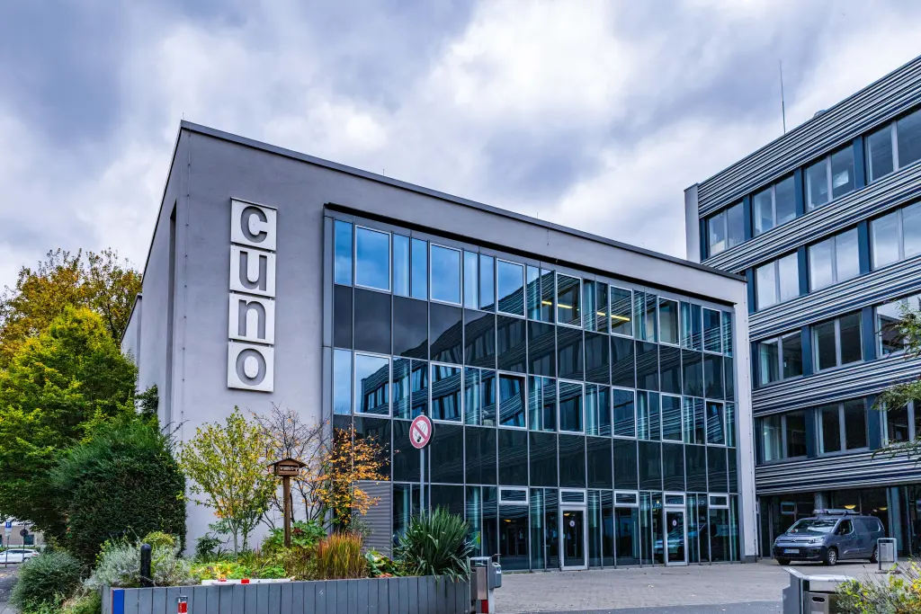 Foto: Ein Schulgeb&auml;ude mit dem Namen der Schule an der Fassade.