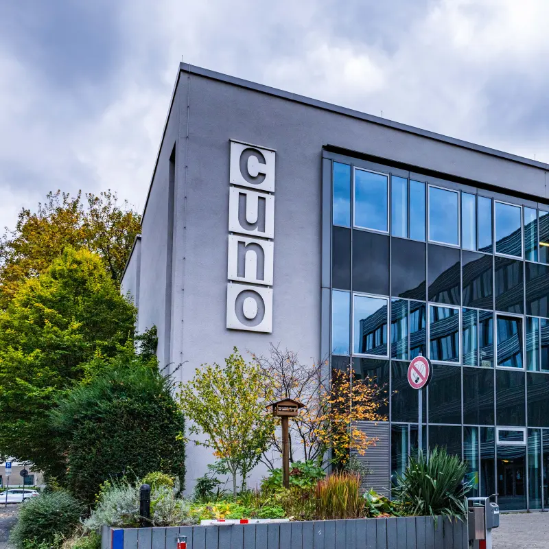Foto: Ein Schulgeb&auml;ude mit dem Namen der Schule an der Fassade.