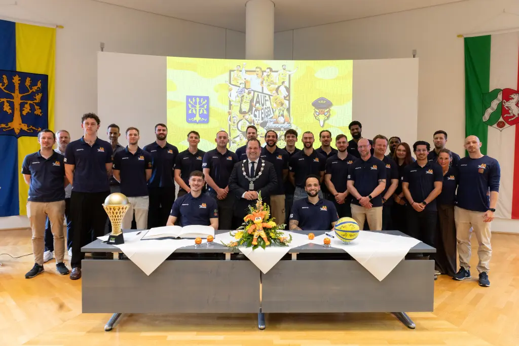 Foto: Ein Gruppenfoto mit den Spielern und dem Team rund um Phoenix Hagen sowie dem Oberb&uuml;rgermeister Dennis Rehbein.