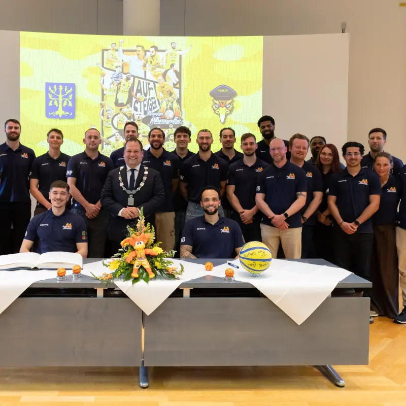 Foto: Ein Gruppenfoto mit den Spielern und dem Team rund um Phoenix Hagen sowie dem Oberb&uuml;rgermeister Dennis Rehbein.