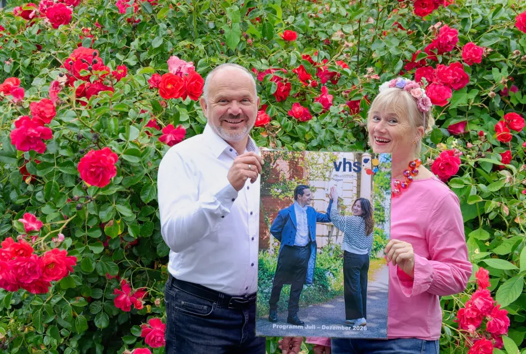 Foto: Holger Flick und Bianca Sonnenberg halten ein Plakat zum neuen Programm Juli bis Dezember 2026 in den H&auml;nden.