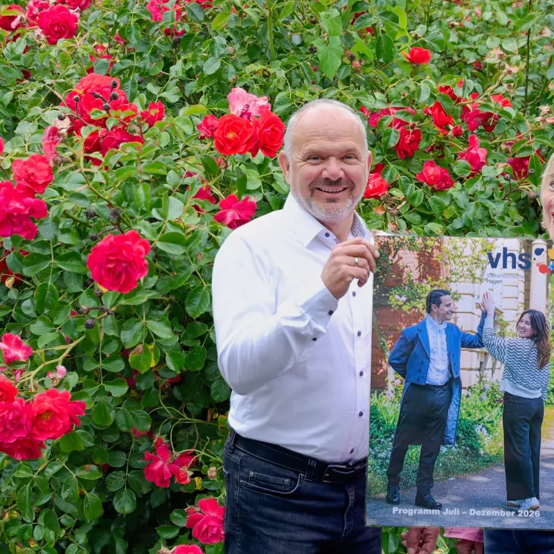 Foto: Holger Flick und Bianca Sonnenberg halten ein Plakat zum neuen Programm Juli bis Dezember 2026 in den H&auml;nden.