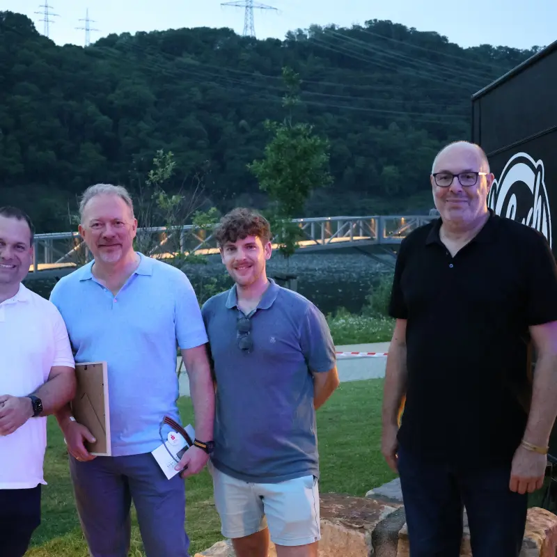 Foto: Ein Gruppenbild mit M&auml;nnern vor einem See.
