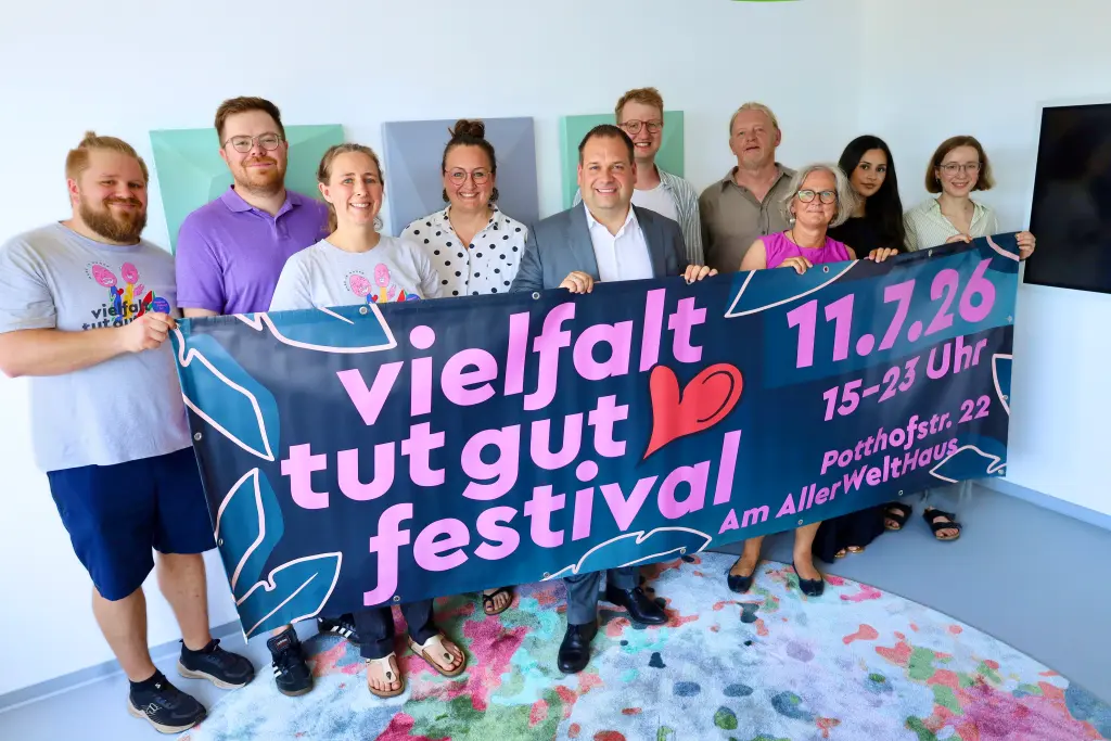 Foto: Die Mitwrikenden der Veranstaltergemeinschaft halten ein Banner mit Werbung f&uuml;r das "Vielfalt tut gut-Festival" in der Hand