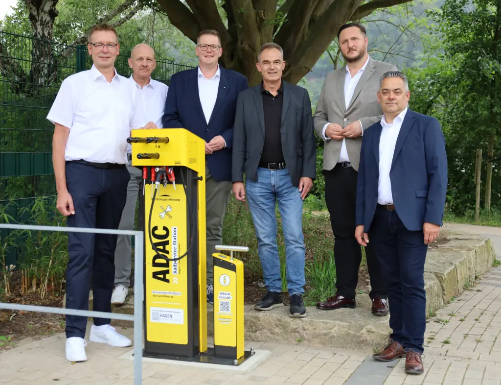 Foto: Die in der Bildzeile genannten Personen haben sich rund um die neue Radservice-Station aufgestellt.