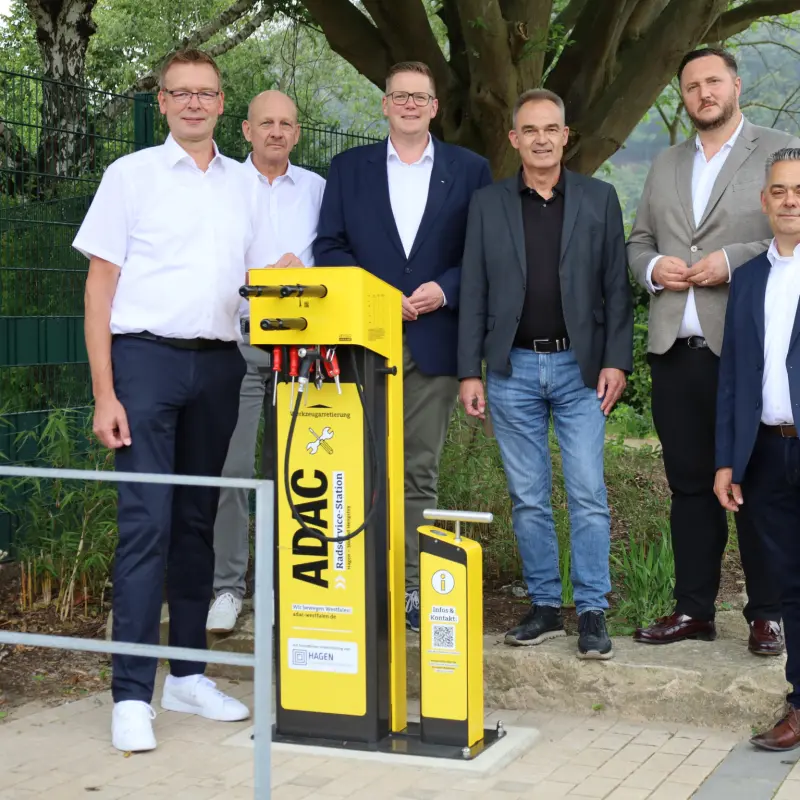 Foto: Die in der Bildzeile genannten Personen haben sich rund um die neue Radservice-Station aufgestellt.