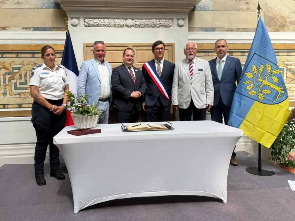 Gruppenfoto: (v.l.): Vertreterin der Polizei von Montlu&ccedil;on, Thomas K&ouml;hler, Oberb&uuml;rgermeister Dennis Rehbein, B&uuml;rgermeister Philippe Perche, Karl-Josef Steden und Jean-Francois Guers.