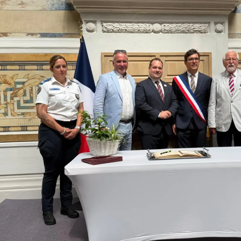 Gruppenfoto: (v.l.): Vertreterin der Polizei von Montlu&ccedil;on, Thomas K&ouml;hler, Oberb&uuml;rgermeister Dennis Rehbein, B&uuml;rgermeister Philippe Perche, Karl-Josef Steden und Jean-Francois Guers.