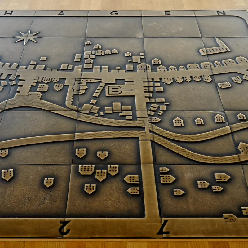 Foto: Im Boden ist eine Platte eingelassen, auf der abgebildet ist, wie Hagen im Jahr 1724 aussah.